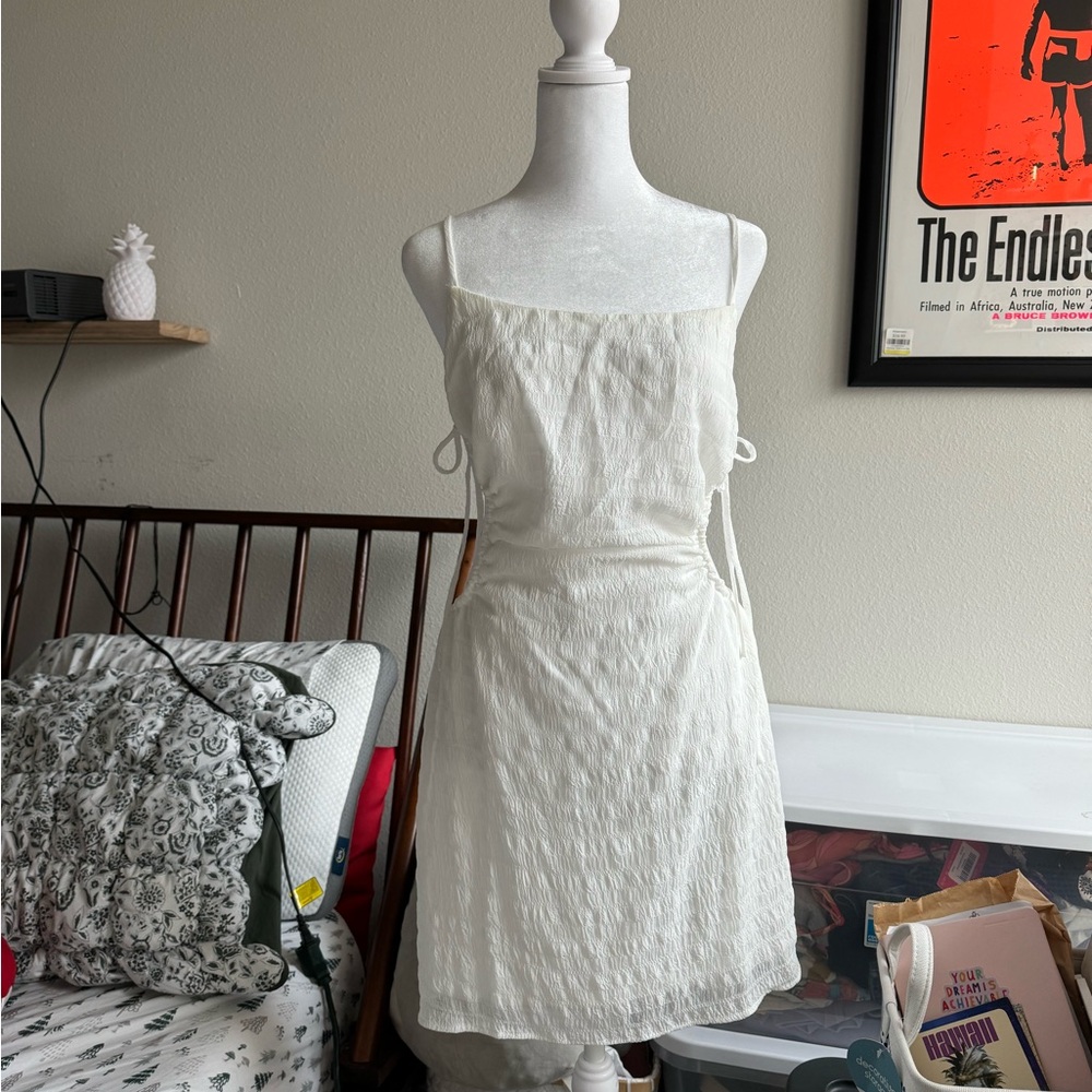 Elegant White Sleeveless Dress